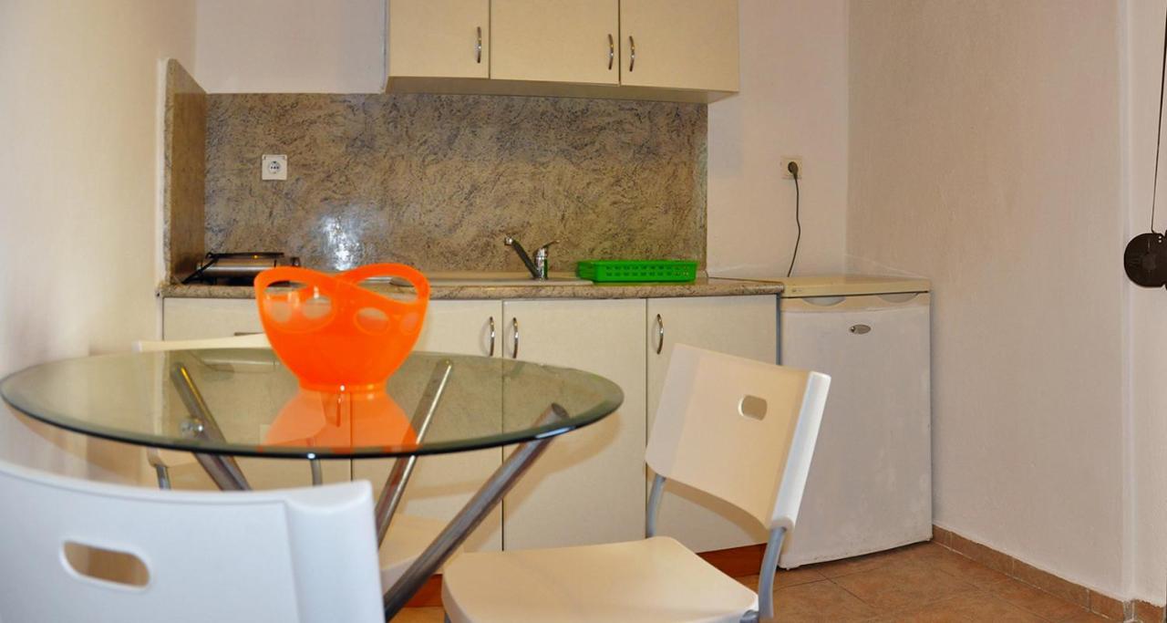 Natsios Apartments Hanioti Exteriör bild